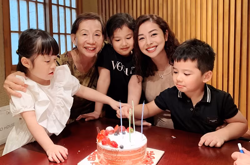 Chia sẻ trên Dân Việt, Jennifer Phạm cho biết cô rất trân trọng và yêu thương mẹ chồng. Người đẹp cố gắng dành nhiều thời gian để trò chuyện cùng mẹ chồng hay tặng bà những món quà nhỏ. Ảnh: Dân Việt.