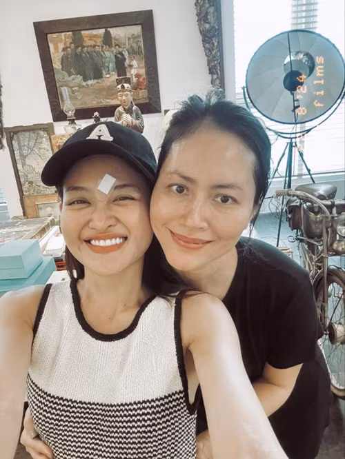 Mới đây, Thùy Anh bị nhà sản xuất phim "Bước ngoặt" chấm dứt hợp đồng, đòi bồi thường 20 tỷ. Phía nhà sản xuất cho rằng những ồn ào liên quan đến tai nạn của Thùy Anh ảnh hưởng đến dự án phim.