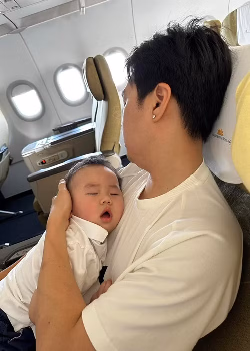Lê Hiếu kết hôn vào tháng 1/2019. Vợ chồng nam ca sĩ đón con trai gia nhập tổ ấm vào tháng 10/2022.