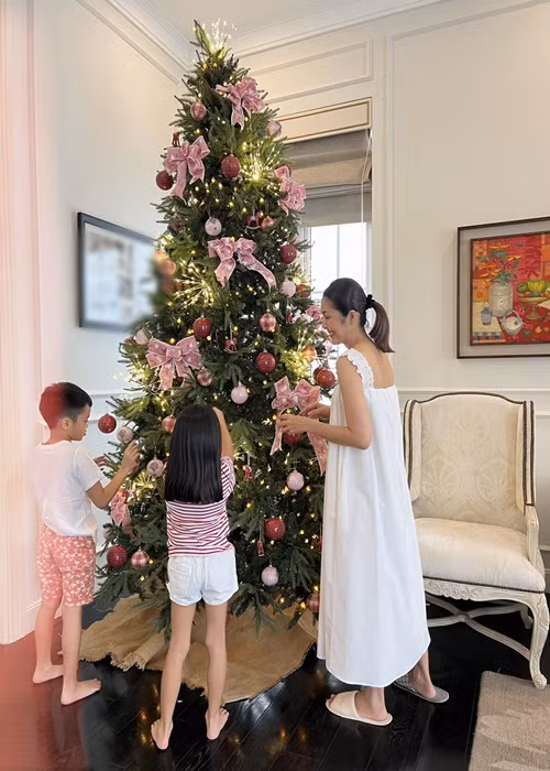 Gia đình nhỏ của nữ diễn viên thường tự tay trang trí nhà cửa mỗi dịp Giáng sinh, Tết Nguyên đán.