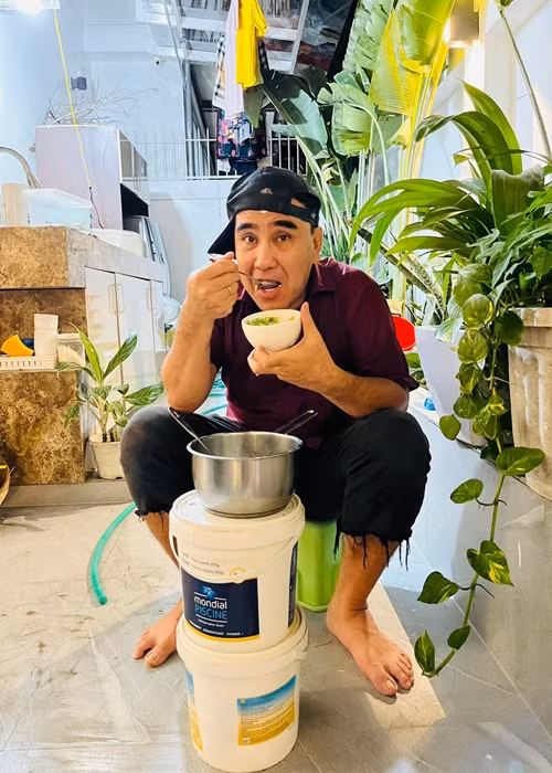 Quyền Linh thoải mái ăn uống tại sân vườn.