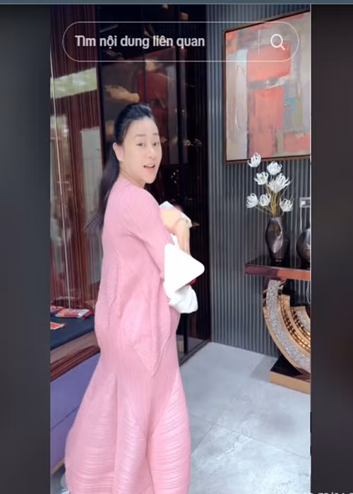 Sau khi sinh đôi, Phương Oanh bận rộn chăm sóc hai con nhỏ. Ảnh: FB Phương Oanh.