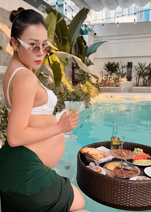 Biệt thự của vợ chồng Phương Oanh có bể bơi để gia đình cô có thể thỏa thích bơi lội. Ảnh: FB Phương Oanh.