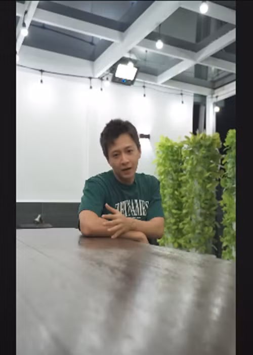 Nam ca sĩ muốn nấu ăn từ rau quả trong vườn. Ảnh: Youtube Ngô Kiến Huy.