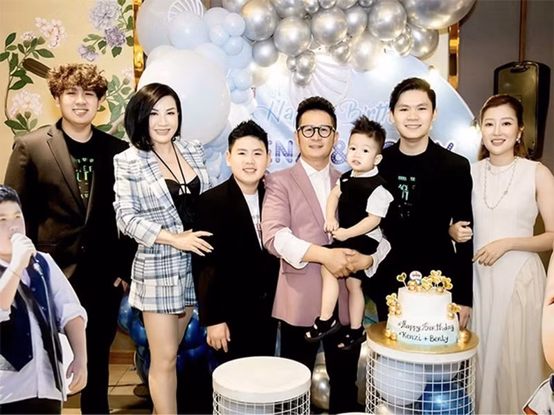 Trizzie Phương Trinh hài hước nhắn nhủ Bằng Kiều sau hai lần vắng mặt trong lễ tốt nghiệp của con. “Lễ tốt nghiệp lớp 12 của Kenzi sẽ rơi vào tầm giữa tháng 6/2029. Yêu cầu ông bạn ghi vào lịch giúp và không nhận show ở Việt Nam trong tháng đó, năm đó. Nếu có sinh thêm đứa nữa, xin đừng đẻ vào tháng 6/2029 nhé”, nữ ca sĩ viết. Ảnh: FB Trizzie Phương Trinh.