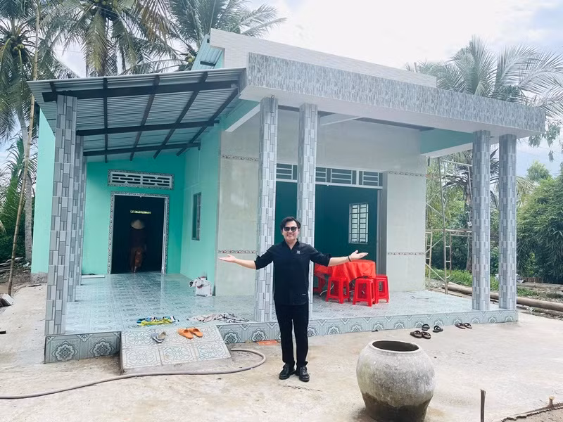 Đại Nghĩa chăm chỉ làm thiện nguyện. Anh thường xuyên trích tiền riêng của mình vào tài khoản từ thiện do anh điều hành để đi xây cầu, xây nhà, làm đường, tặng gạo, mổ mắt miễn phí cho người nghèo. Ảnh: FB Đại Nghĩa.