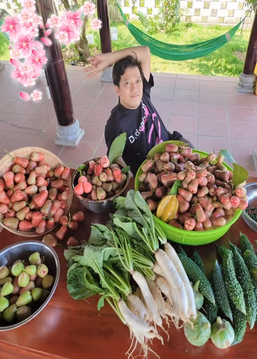 Trường Giang khoe thu hoạch được nhiều loại rau trái trong vườn.