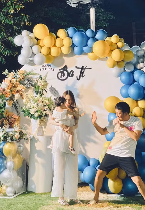 "Mười Khó" đón sinh nhật bên gia đình nhỏ ở biệt thự vườn.