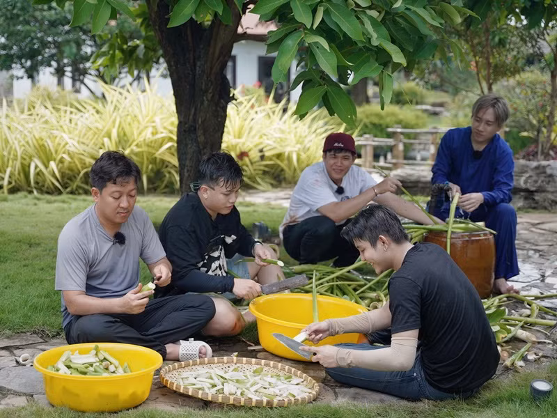 Đời thường, Trường Giang luôn mặc giản dị.