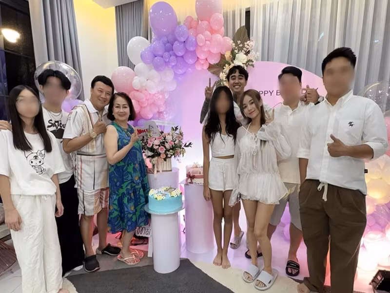 Đạt G được lòng gia đình Bảo Ngọc. Ít ngày trước, nam rapper xuất hiện trong bữa tiệc sinh nhật bà nội của bạn gái. Ảnh: FB Bảo Ngọc.