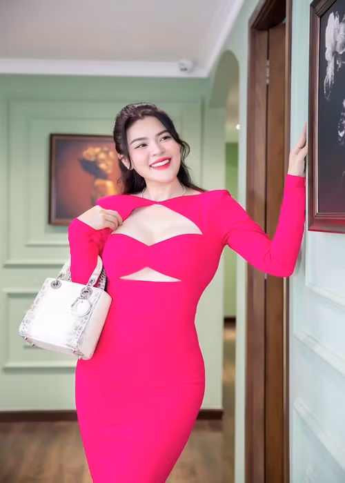 Người đẹp nhận lời cầu hôn của Vũ Luân sở hữu nhan sắc quyến rũ.