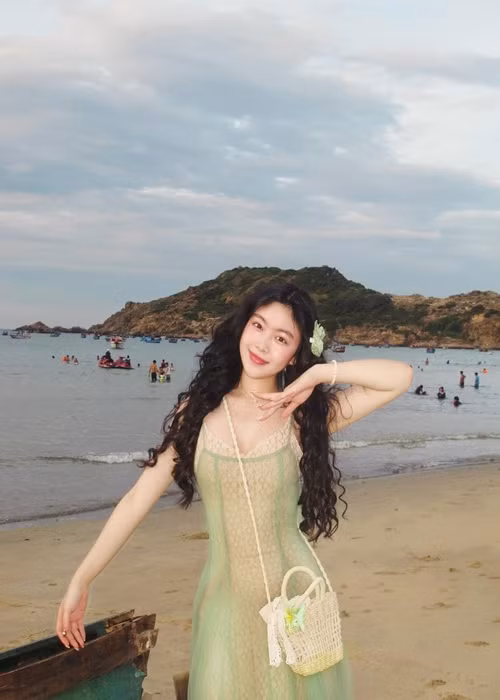18 tuổi, Lọ Lem khéo lựa chọn váy áo khi đi chơi. Ảnh: FB Lọ Lem.