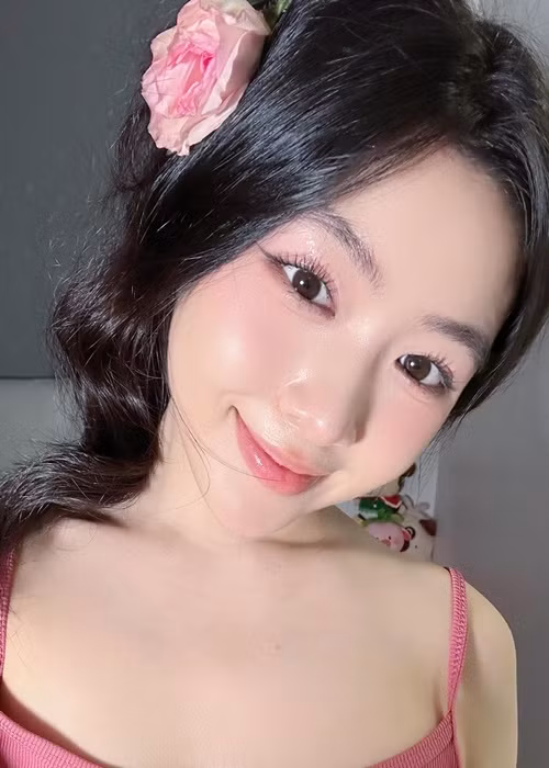 Trước khi chiếm spotlight trên sàn diễn, Lọ Lem nhiều lần gây chú ý nhờ hình ảnh ngoài đời cực xinh. Ảnh: FB Lọ Lem.