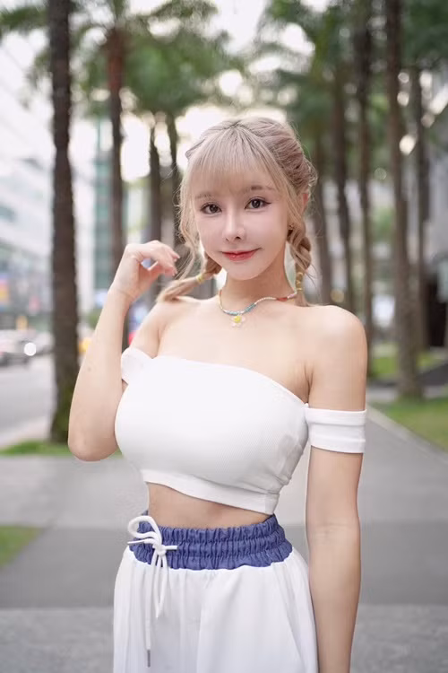 Dĩ Huyên nổi tiếng trên mạng xã hội nhờ vẻ đẹp ngọt ngào, nóng bỏng.