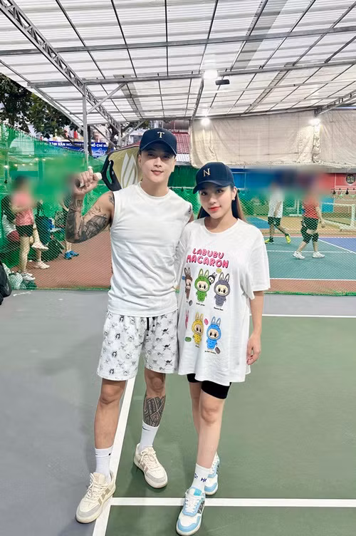 "Tôi thương anh nên cũng thương luôn con của anh. Tôi không phân biệt con ai hết, con ai cũng là con. Con nít mà, mình đâu thể phân biệt nó là con ai rồi mới thương. Muốn người ta tốt với mình thì trước tiên mình phải tốt với họ đã. Chứ bây giờ muốn người ta thương mình, mà mình đối xử lại không tốt thì ai thương được", Người Đưa Tin dẫn lời Tuyết Nhung. Ảnh: FB Tuyết Nhung.