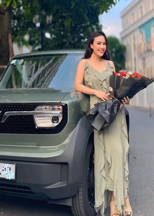 "Sau bao ngày mong ngóng chiếc xe mà vợ yêu thích đã về. Trân trọng thương tặng vợ chiếc xe nhỏ bé xinh xinh để vợ đi học múa và đón con nhé”, “ông hoàng nhạc đỏ” viết. Ảnh: FB Đăng Dương.