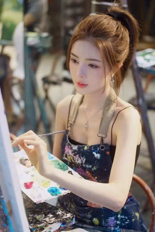 "Đối với mình thì thanh xuân rất ngắn ngủi, mình đẹp thì mình khoe, xấu thì mình cũng khoe luôn, miễn là khiến bản thân mình vui vẻ và hạnh phúc là được.... Nếu chồng của mình yêu mình thật lòng thì dù mình có làm cái gì thì chồng của mình cũng thấy nó đáng yêu. Vì mình cũng nghĩ như thế (ngược lại). Chúc một ngày tốt lành", cô lên tiếng. Ảnh: FB Lilly Luta.