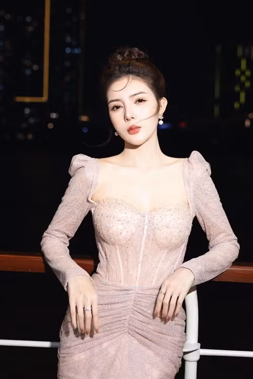Lilly Luta theo đuổi phong cách thời trang quyến rũ. Ảnh: FB Lilly Luta.