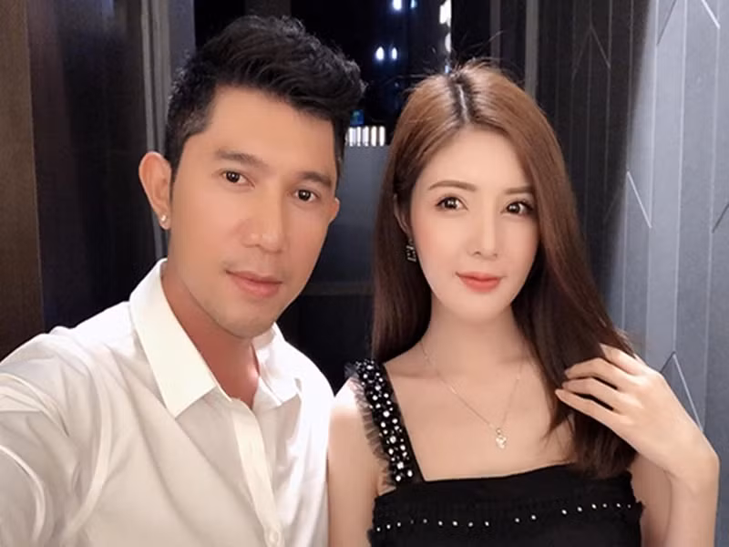 Năm 2019, Ngân 98 chia sẻ, cô chia tay Lương Bằng Quang vì có người thứ ba. Một số cư dân mạng đồn đoán người này là Lilly Luta. Sở dĩ Lilly Luta vướng tin đồn tình cảm với Lương Bằng Quang là vì nam nhạc sĩ khoe ảnh bên tình cũ Bùi Anh Tuấn kèm tâm sự đầy ẩn ý: "Vô tình... từng gặp nhau thời điểm “bắt đầu”, giờ gặp lại nhau ở “kết thúc”, phải chăng là điềm báo”. Ảnh: Dân Việt.
