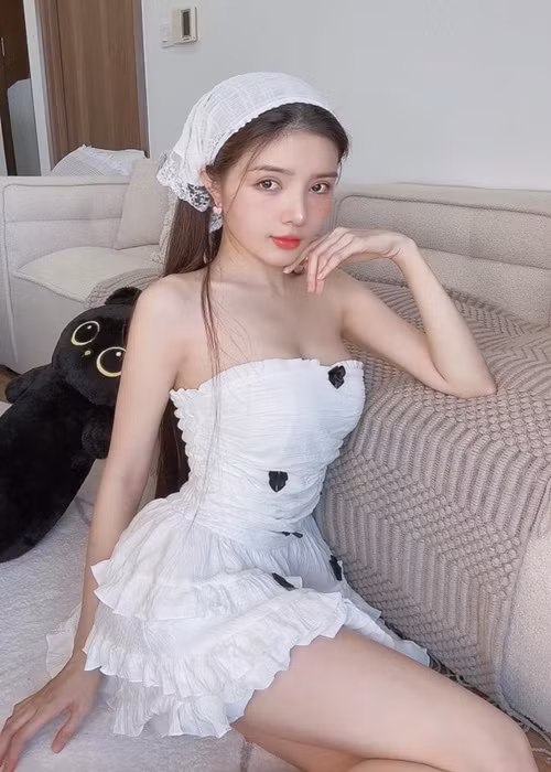 Bạn gái một thời của Bùi Anh Tuấn được biết đến là một hot girl "dao kéo". Người đẹp thẳng thắn thừa nhận cô chỉnh sửa vòng 1 và gương mặt. Ảnh: FB Lilly Luta.