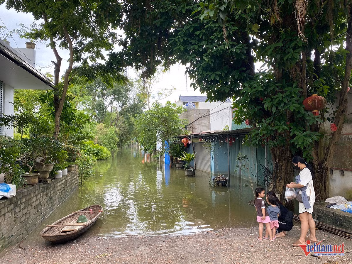 6 ngay khong ngu o nha, thuc trong xe mien phi giup dan vung lut