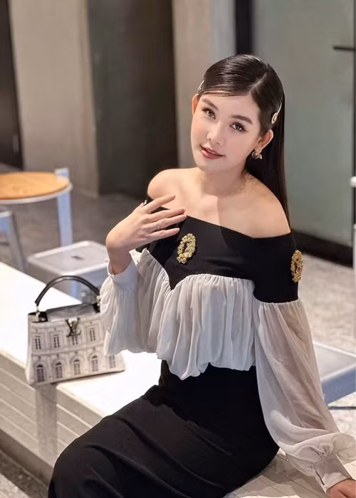 Được chồng và gia đình hai bên hỗ trợ chăm sóc con trai, Ngân Anh trở lại với công việc giảng dạy, tham gia sự kiện sau 4 tháng sinh nở.