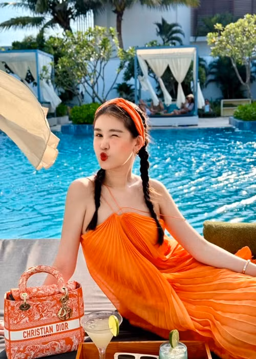 Ngân Anh tự tin diện trang phục gợi cảm.