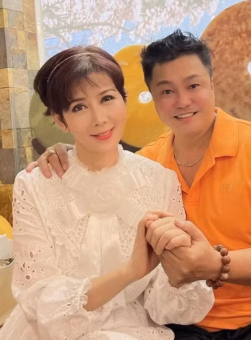 Diễm Hương và Lý Hùng đóng chung phim trong 10 năm, gặp lại sau gần 30 năm. “Tôi vui cho cô ấy vẫn giữ được nhan sắc, thậm chí còn mặn mà hơn", anh tâm sự trên Vietnamnet. Ảnh: Pháp Luật TPHCM.