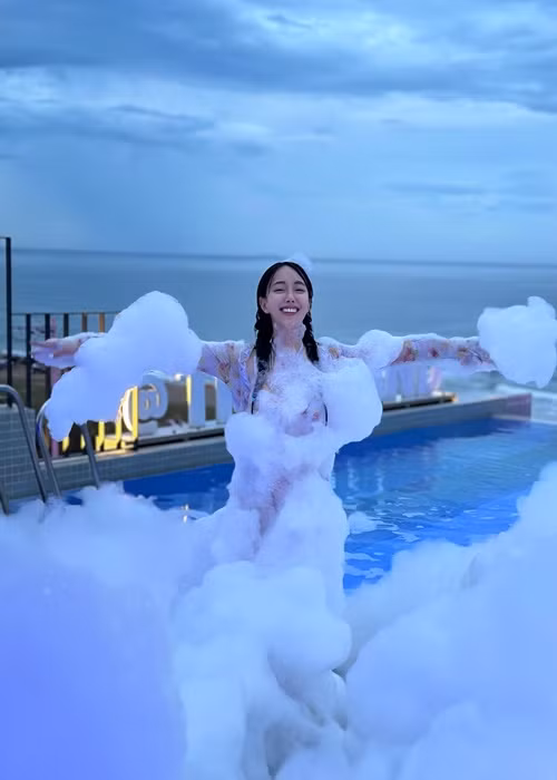 Mới đây, trên trang cá nhân Instagram, hot girl Ella tung bộ ảnh ướt át trên thuyền.