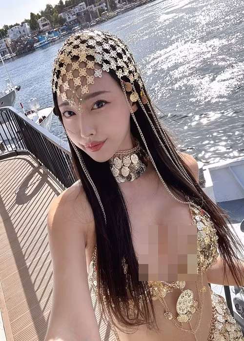 Là người mẫu, Ella rất táo bạo khi nhận chụp những bộ ảnh gợi cảm.
