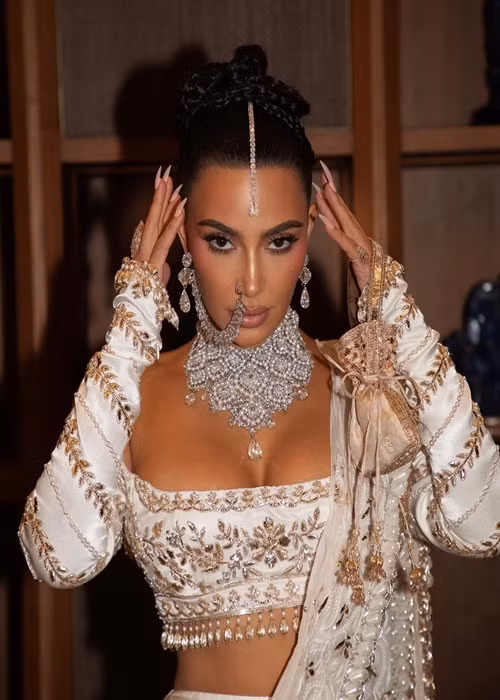 Vợ cũ Kanye West đeo trang sức kim cương trong các sự kiện quan trọng. Theo Znews, trong siêu đám cưới của Anant Ambani, con trai tỷ phú giàu nhất châu Á vào tháng 7/2024, Kim Kardashian đeo vòng cổ đính 170 carat kim cương, đôi hoa tai 62 carat kim cương, khuyên mũi 70 carat kim cương.