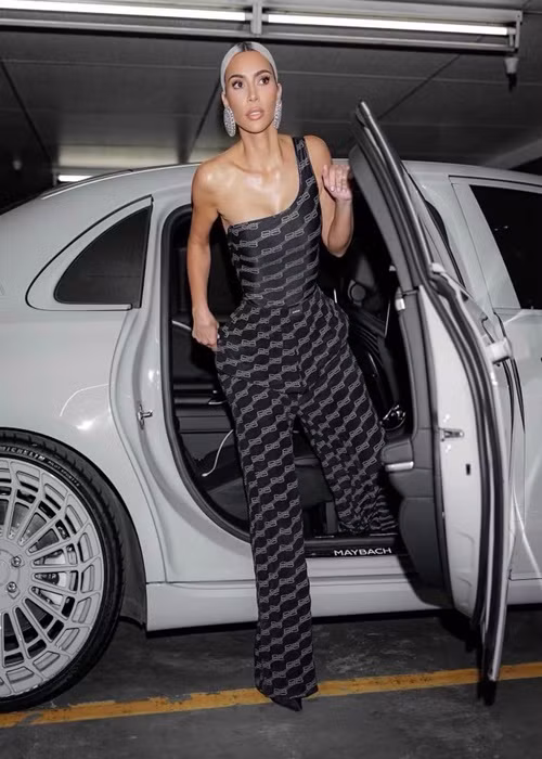 Kim Kardashian còn sử dụng xe hơi sang trọng khi di chuyển.
