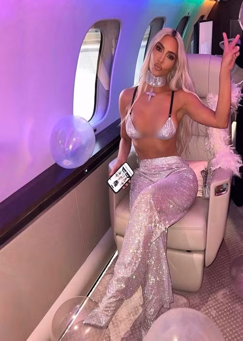Mỗi khi đi xa, Kim Kardashian di chuyển bằng máy bay riêng 150 triệu USD.
