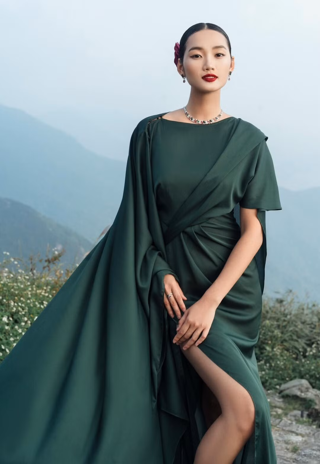 Quỳnh Anh cho biết đây là thời điểm cần thay đổi để khán giả biết đến nhiều hơn. "Tôi học lại từ đầu, từ catwalk, cách đi đứng, ăn nói… cho phù hợp với cuộc thi nhưng vẫn giữ cá tính và giá trị riêng", cô chia sẻ.