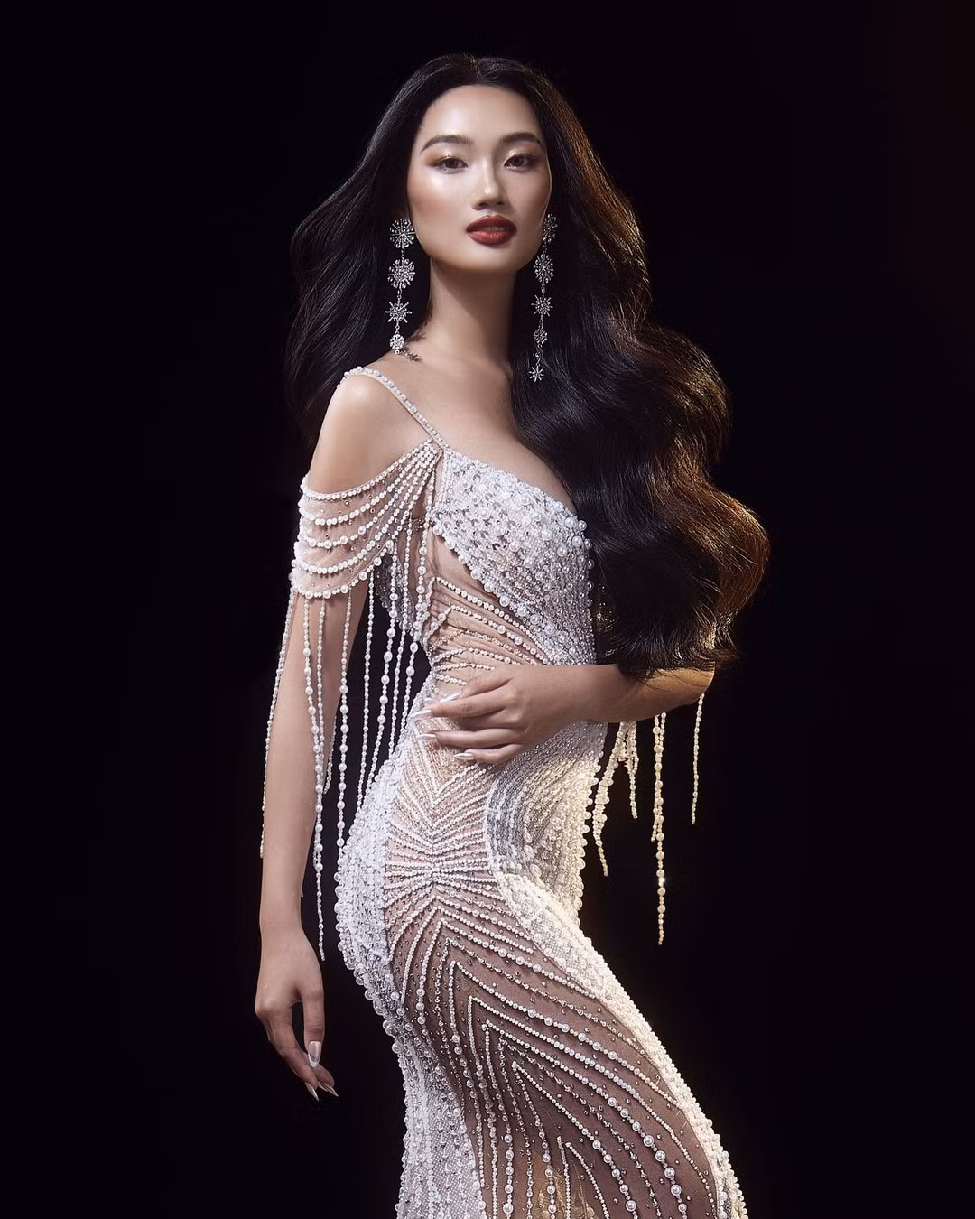 Nguyễn Quỳnh Anh (SBD 041) sinh năm 1999, đến từ Hà Nội, là người mẫu tự do, cao 1,75m, nặng 54kg, có số đo 82-62-93cm. Cô gây chú ý tại Miss Universe Vietnam 2024 với vẻ đẹp Á Đông, là “nàng thơ” của nhiều bộ sưu tập thời trang trong nước và quốc tế.
