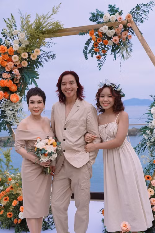Hoài Phương hỗ trợ Việt Hương quản lý việc kinh doanh, chăm sóc con gái. Ảnh: FB Việt Hương.