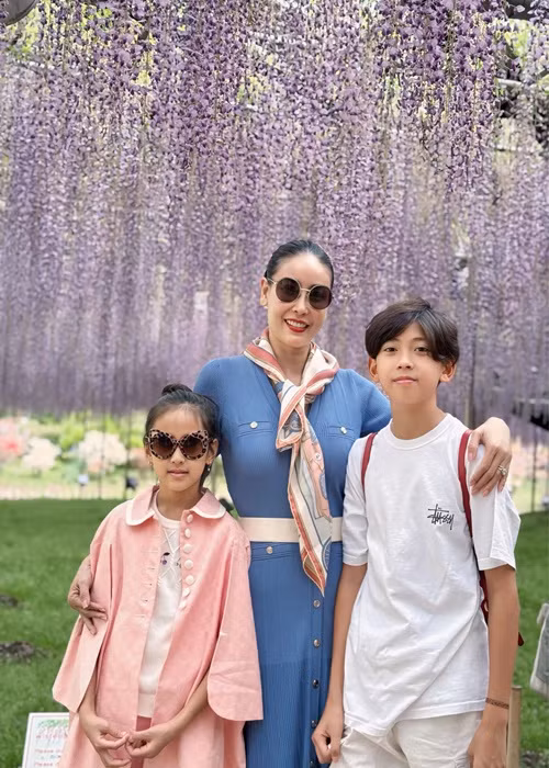 Trong khi đó, tiền học phí và học thêm của Vương Khôi - con trai thứ hai của Hà Kiều Anh và Viann - con gái Hà Kiều Anh là 2,5 tỷ đồng một năm.
