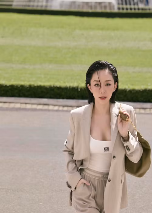 Cách đây không lâu, ca sĩ Tóc Tiên lên tiếng về tin đồn vắng bóng showbiz Việt vì mang bầu. "Xin cảm ơn khán giả yêu thương đã quan tâm và nhớ tới tôi. Nhưng tôi khủng hoảng tuổi 30 chứ không có gì đâu", Tóc Tiên bày tỏ. Ảnh: FB Tóc Tiên.