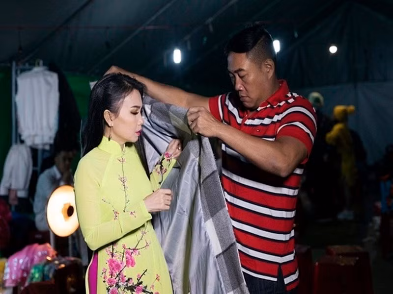 Minh Vy chăm sóc Cẩm Ly mỗi khi đưa cô đi diễn. Ảnh: Kiếng Cận.