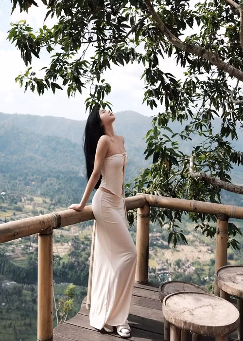 Nhiều người hâm mộ hy vọng Hứa Duyệt nên tiếp tục phát huy thế mạnh vẻ ngoài như thiên thần của mình.