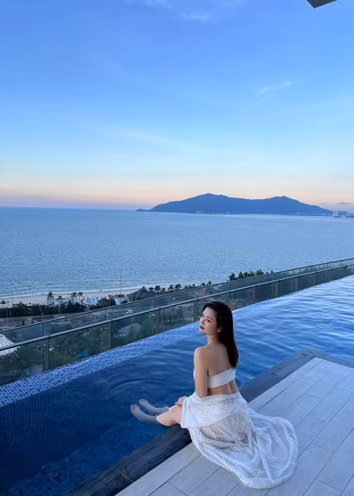 Nữ diễn viên khoe vóc dáng nuột nà trong trang phục áo tắm.
