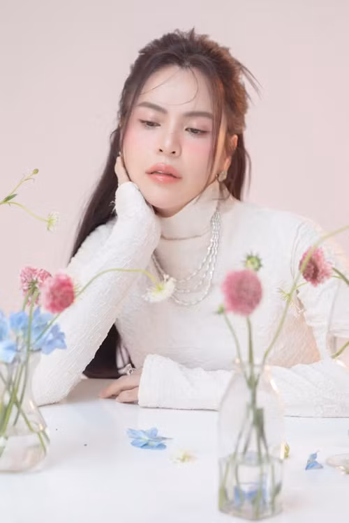 Mới đây, vụ việc Phương Lê chế lời Quốc ca trong một livestream khiến dư luận phẫn nộ. Ảnh: FB Phương Lê.