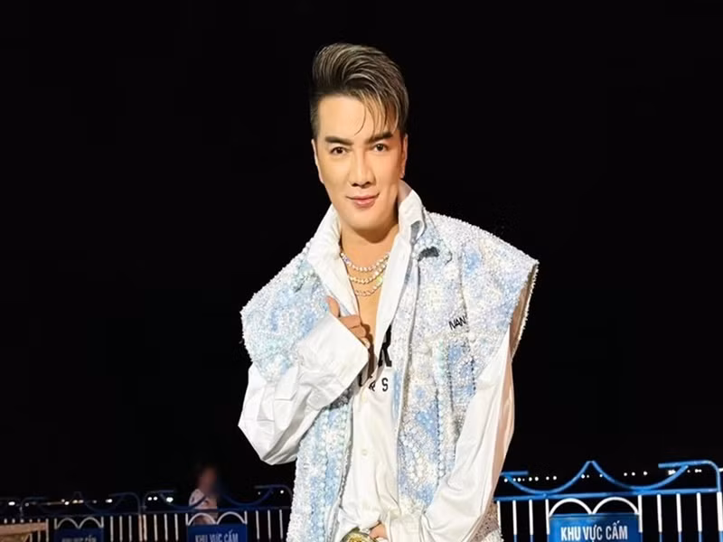 Trước Hoa hậu Phương Lê, không ít sao Việt dính lùm xùm trong 8 tháng qua. Đàm Vĩnh Hưng là một trong số đó. Tháng 7, nam ca sĩ bị xử phạt hành chính 27,5 triệu đồng cũng như bị cấm diễn và cấm ra sản phẩm nghệ thuật trong 9 tháng sau khi đeo huy hiệu “lạ” trong đêm nhạc tháng 5/2024. Ảnh: FB Đàm Vĩnh Hưng.