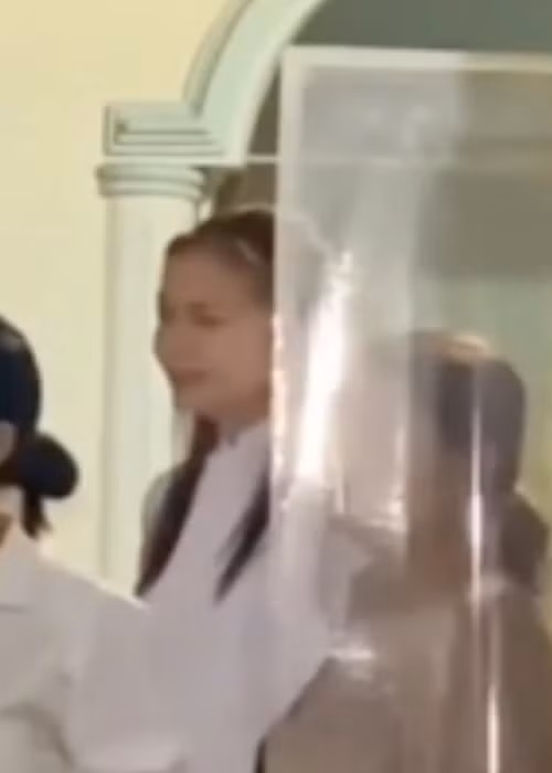 Ngọc Châu khóc sưng mắt vì sự ra đi đột ngột của đấng sinh thành. Ảnh: Saostar.