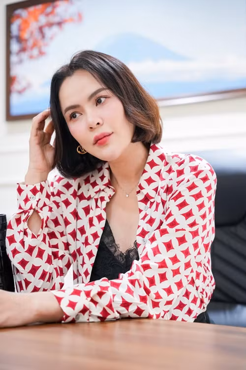 Ồn ào Hoa hậu Phương Lê chế lời Quốc ca trong một livestream khiến dư luận bức xúc. Ảnh: FB Phương Lê.