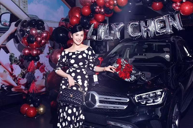 Tháng 3/2022, Lily Chen khoe chốt đơn chiếc xe SUV hạng sang Mercedes-AMG G63 màu trắng, nhưng sau đó đã đi nhận bàn giao chiếc xe Mercedes-Benz GLC mới. Đến nay, chưa rõ là "ngọc nữ bolero" có chốt mua thêm chiếc xe Mercedes-AMG G63 15 tỷ hay không. Ảnh: Người Đưa Tin.
