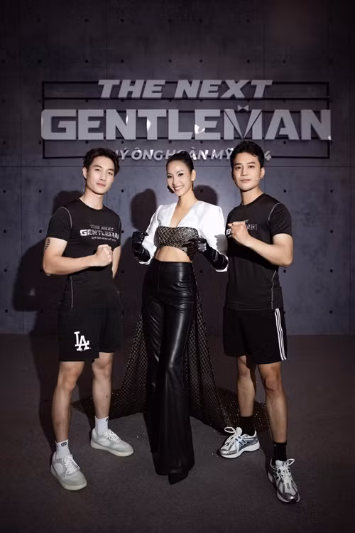 Đầu tháng 8, chương trình The Next Gentleman 2024 có Hoàng Thùy làm Supporter (Người hỗ trợ), Hoa hậu Hương Giang, Dược sĩ Tiến làm giám khảo bắt đầu lên sóng. Chương trình gây chú ý bởi Hương Giang và Dược sĩ Tiến chính là nhà sản xuất Miss Universe 2024 và chương trình được ghi hình trước khi Hoàng Thùy tố bị chèn ép, không được ngồi ghế nóng Miss Universe 2024. Ảnh: FB Hoàng Thùy.