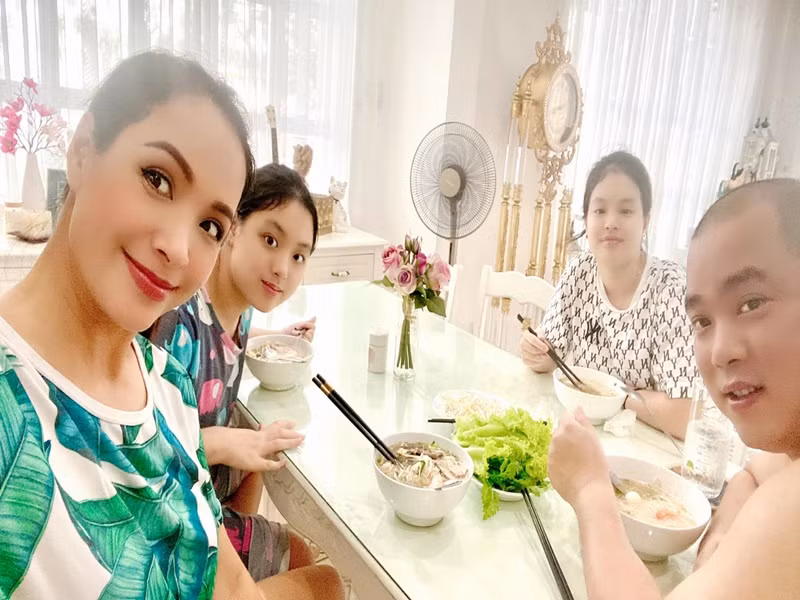Thúy Hạnh thường xuyên nấu ăn cho chồng con. "Người vợ sẽ là người duy nhất luôn chia sẻ, chăm sóc và nấu ăn cho chồng đến cuối cuộc đời. Mãi yêu bà xã Bùi Thúy Hạnh đã nấu những món ăn ít tinh bột mà hợp khẩu vị cho 3 cha con", Minh Khang từng hết lời khen ngợi khả năng nấu ăn của Thúy Hạnh.