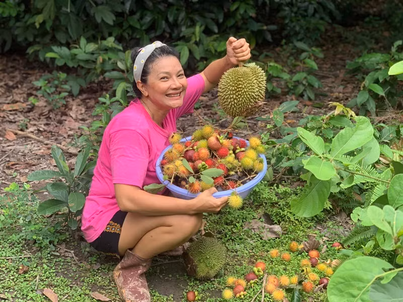 Theo Vietnamnet, từ mảnh đất bố mẹ cho, diễn viên Kiều Trinh mua thêm, hiện tại, cô có khu vườn rộng 6.000m2.