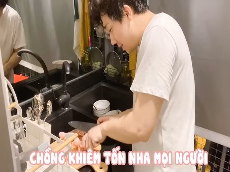 Tại nhà, Trấn Thành là người thường xuyên nấu ăn. Để chiều lòng vợ, anh rất hay thay đổi các món ăn. Ảnh: Youtube Hari Won.